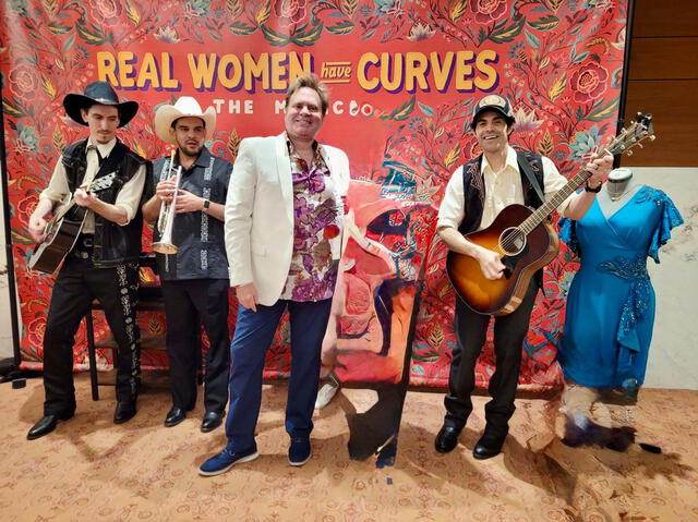 Carlos Arana feliz por su nueva obra musical ‘Real Women Have Curves: the musical’. Foto: difusión Carlos Arana feliz por su nueva obra musical ‘Real Women Have Curves: the musical’. Foto: difusión