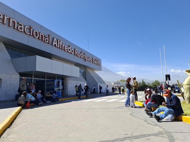 Pasajeros de aerolíneas esperaron que se reanuden vuelos en el aeropuerto de Arequipa por varias horas. Pasajeros de aerolíneas esperaron que se reanuden vuelos en el aeropuerto de Arequipa por varias horas.