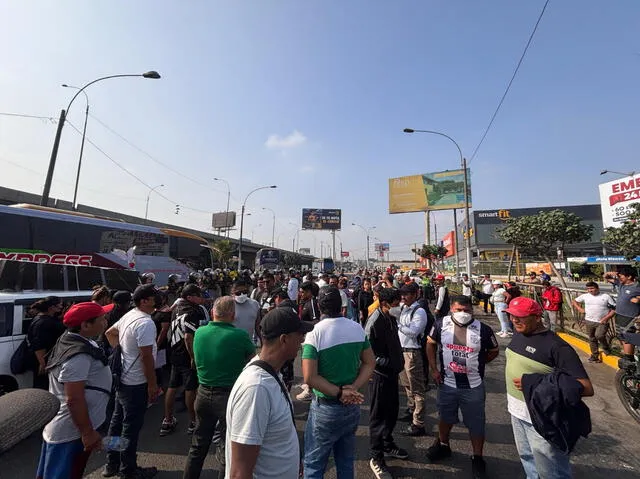 Los transportistas y trabajadores de varios sectores se dirigirán al Congreso de la República este 14 de mayo Los transportistas y trabajadores de varios sectores se dirigirán al Congreso de la República este 14 de mayo