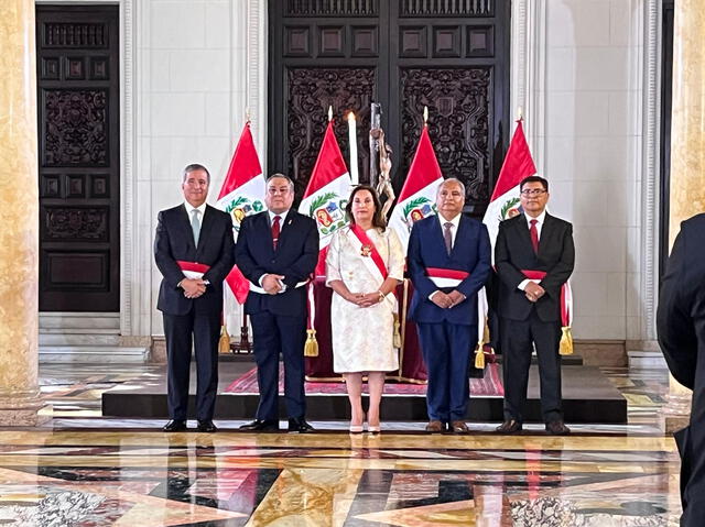  Dina Boluarte tomó juramento a nuevos titulares de 3 carteras. Foto: La República    
