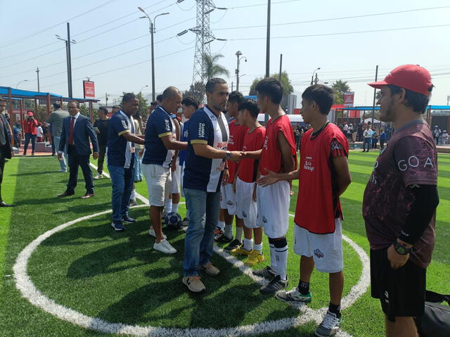 Visita de exfutbolistas a inauguración de complejo deportivo remodelado. Foto: Facebook Visita de exfutbolistas a inauguración de complejo deportivo remodelado. Foto: Facebook