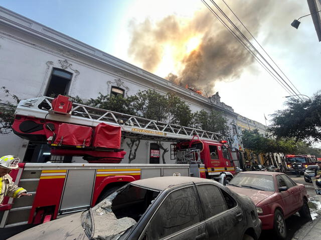 El humo negro del incendio en Cercado de Lima tiñó el cielo de un color oscuro. El humo negro del incendio en Cercado de Lima tiñó el cielo de un color oscuro.