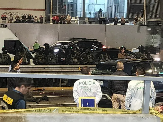 Policía de Criminalística y agentes de la SUAT en la zona donde se registró la balacera en contra de delincuentes