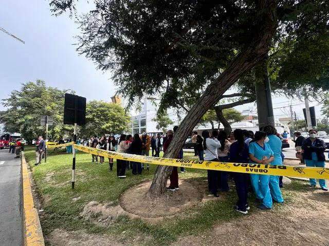 Los bombeos y el personal de Seguridad acordonaron la zona para evitar que el personal de salud y pacientes ingresen a la clínic