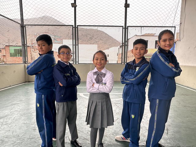 Al lado de sus compañeros, quienes también han destacado. Foto: Cortesía Al lado de sus compañeros, quienes también han destacado. Foto: Cortesía