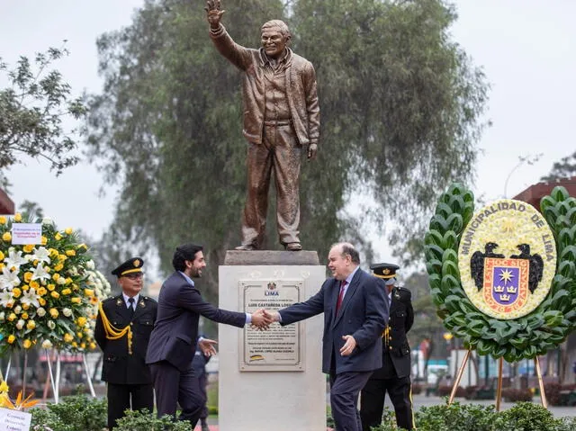  López Aliaga inauguró una escultura de Luis Castañeda en el 2024. 