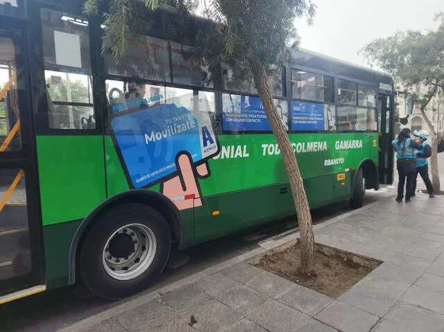 Buses de transporte público operando como AeroDirecto frente a alta demanda de pasajeros. Foto: Elvis Cairo Buses de transporte público operando como AeroDirecto frente a alta demanda de pasajeros. Foto: Elvis Cairo