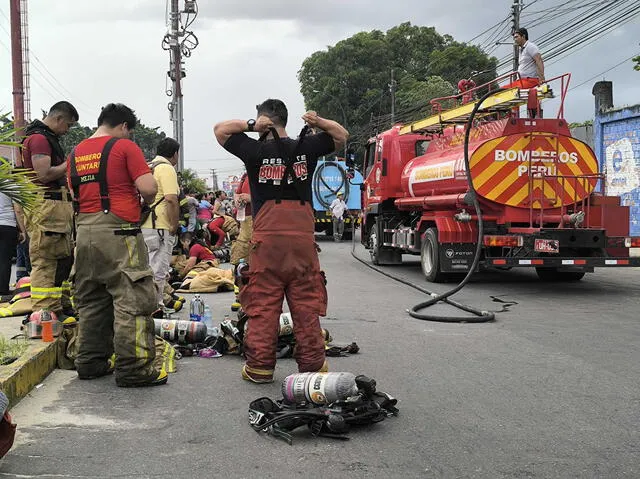  Unidades de bomberos llegaron a la zona para apagar el fuego. Foto: Difusión    