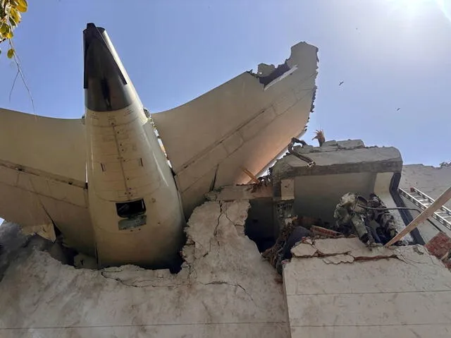  Imagen del avión de Air India tras estrellarse contra un edificio. Foto: Reuters - Fuerza De Seguridad Central Industrial   