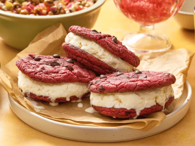 Sándwich de galleta red velvet.   