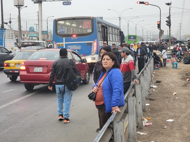 Esperan vehículos de transporte público en diferentes partes de Lima Esperan vehículos de transporte público en diferentes partes de Lima