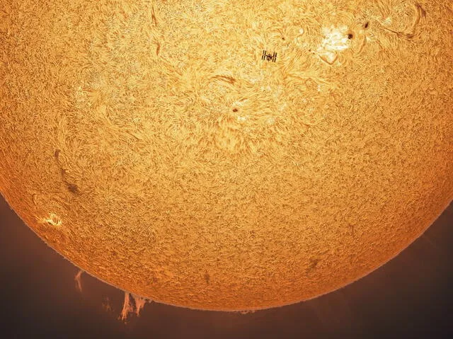 La Estación Espacial Internacional contra el disco solar completo. Foto: Andrew McCarthy La Estación Espacial Internacional contra el disco solar completo. Foto: Andrew McCarthy
