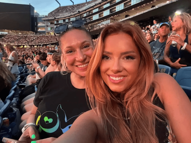 Grace Springer en el concierto de Coldplay momentos antes de grabar la escena entre Andy Byron y Kristin Cabot. Foto: Foto: @instaagraace/ IG