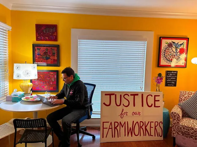  Luis Enrique Bazán en su oficina. Foto: Luis Enrique Bazán.   