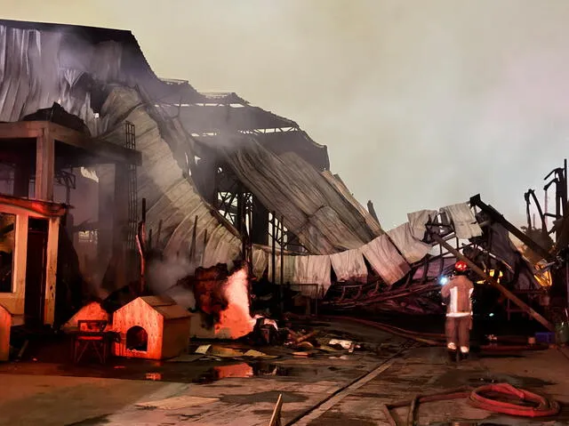 Daños materiales en la fábrica tras el incendio código 3. Foto: Marcia Chahua   