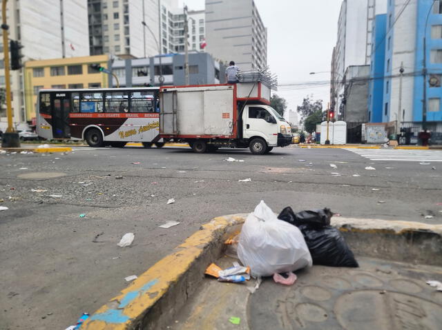 Bolsas de basura en la vía al término del Desfile Militar. Foto. Marcia Chahua   