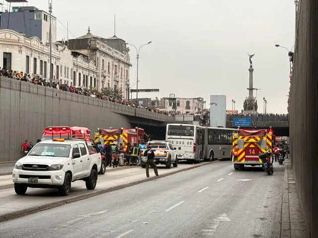 Accidente fatal entre bus del Metropolitano y cúster en avenida Alfonso Ugarte. Foto: Joel Roble/LR   
