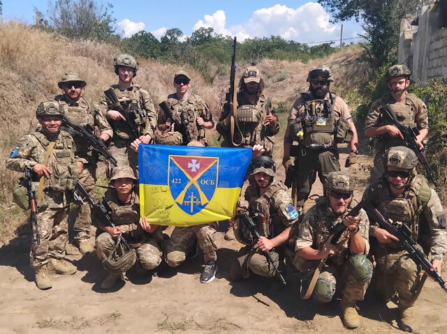 Michael Vásquez compartió con varios latinos cuando servía en la guerra de Ucrania. Foto: archivo Michael Vásquez 