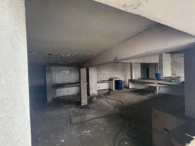 Inmueble de seis pisos en San Isidro muestra un estado de abandono y desgaste. Foto: Kevinn García/LR.   