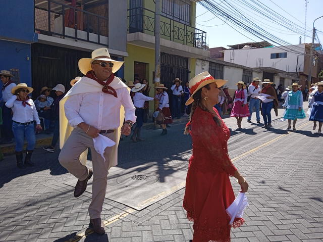 Inició el recorrido de la Entrada de Ccapo en Cayma con danzas tradicionales. Foto: Radio Yaraví Arequipa.   