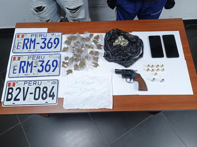 Elementos encontrados en la intervención. El manuscrito los relaciona con el asesinato de conductor de El Rápido. Foto: DIRINCRI Elementos encontrados en la intervención. El manuscrito los relaciona con el asesinato de conductor de El Rápido. Foto: DIRINCRI