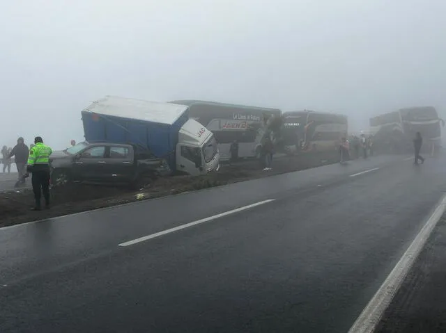 Buses interprovinciales y camiones de carga en medio del accidente. Foto: Marlon Veramendi   