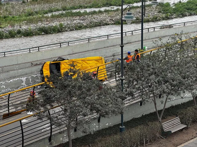Cae auto del puente Abancay en Cercado de Lima