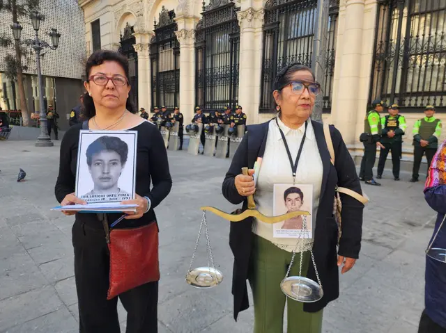 Familiares de víctimas protestaron en las inmediaciones de la Defensoría del Pueblo Familiares de víctimas protestaron en las inmediaciones de la Defensoría del Pueblo