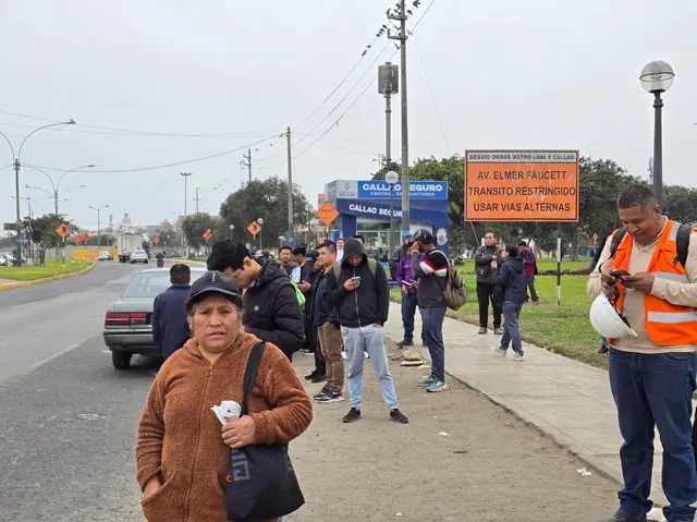Pasajeros en el Callao esperan hasta dos horas para abordar un bus.   