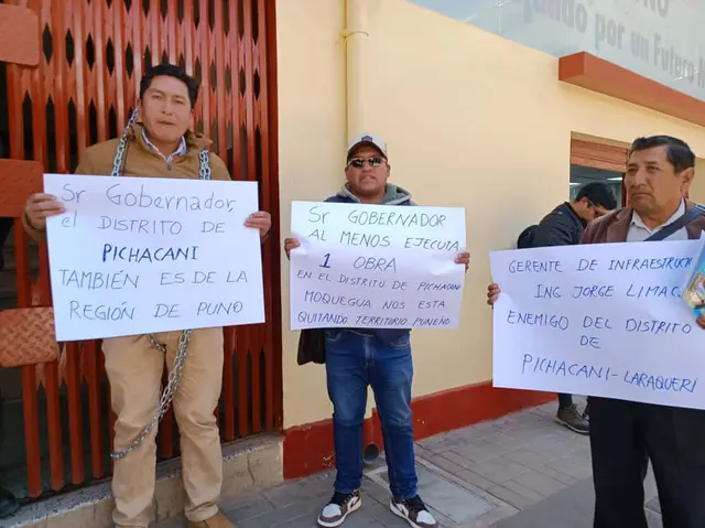 Alcalde se encadenó al Gore Puno y permaneció acompañado de a otros manifestantes. Foto: Liubomir Fernández/La República Alcalde se encadenó al Gore Puno y permaneció acompañado de a otros manifestantes. Foto: Liubomir Fernández/La República