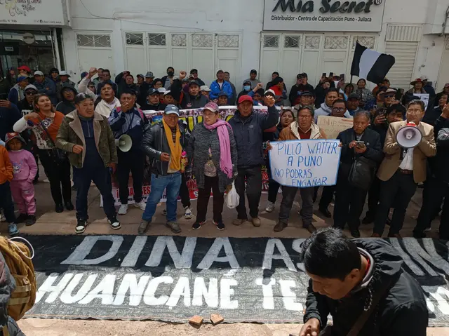  "Dina asesina", expresaron los ciudadanos de Puno. Foto: Liubomir Fernández 