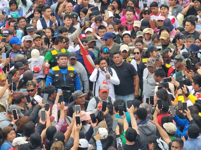 Cientos de personas se congregaron para escucharlo y acompañarlo en su manifestación. Foto: Elvis Cairo y Kevin García / La República Cientos de personas se congregaron para escucharlo y acompañarlo en su manifestación. Foto: Elvis Cairo y Kevin García / La República
