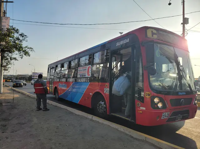 Tampoco hay paraderos de buses claros en la zona. Tampoco hay paraderos de buses claros en la zona.