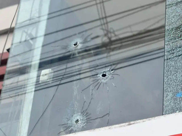 Así quedó lo poco de vidrio que no fue destruido tras el ataque.   