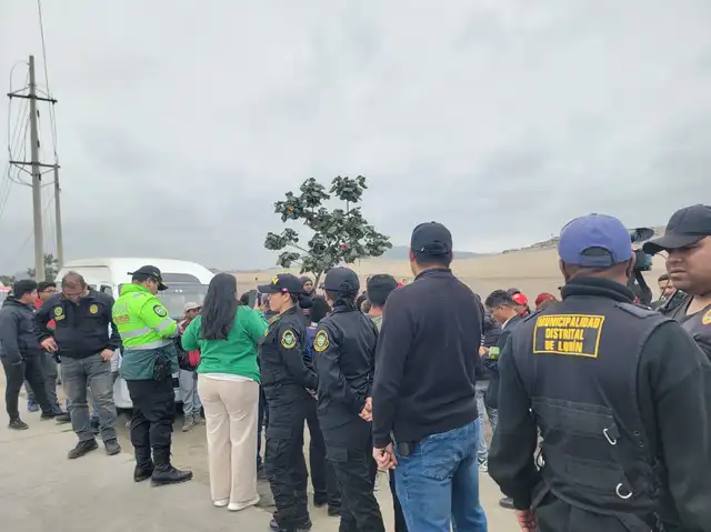 Plantón de transportistas tras asesinato de su compañero en Lurín. Foto: Mabel Alva   