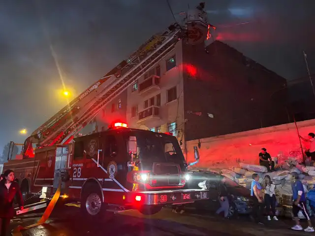  Bomberos llegan al lugar para apagar el incendio en Cercado de Lima. Foto: Grecia Infante / La República    