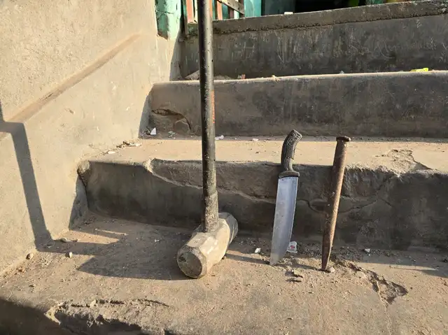 Las armas usadas por los 25 sujetos que no se identificaron ante los vecinos. Las armas usadas por los 25 sujetos que no se identificaron ante los vecinos.