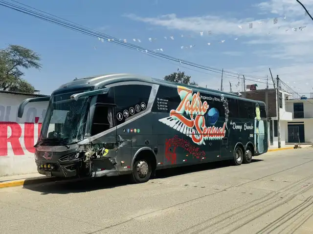 Así quedó el bus de la orquesta Zafiro Sensual tras accidente. Foto: Facebook/Zafiro Sensual Así quedó el bus de la orquesta Zafiro Sensual tras accidente. Foto: Facebook/Zafiro Sensual