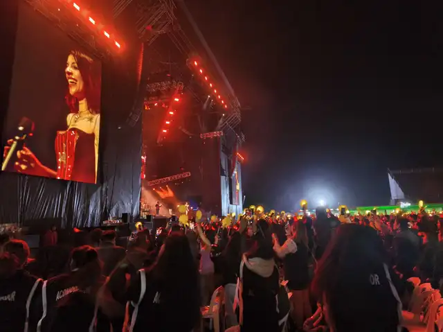 Los fans de Cazzu llevaron imágenes del sol para celebrar la canción 'Inti'. Foto: Elizabeth Condori/ LR Los fans de Cazzu llevaron imágenes del sol para celebrar la canción 'Inti'. Foto: Elizabeth Condori/ LR