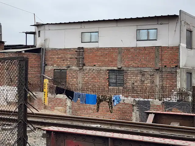 En paralelo con los jirones Enrique Meiggs y Juan B. Agnoli se ubican diversas viviendas que colindan muy cerca con la vía ferroviara. Foto: Sebastián Blanco / La República. En paralelo con los jirones Enrique Meiggs y Juan B. Agnoli se ubican diversas viviendas que colindan muy cerca con la vía ferroviara. Foto: Sebastián Blanco / La República.