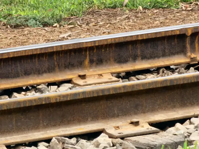 La falta de mantenimiento en la obra ha generado gran presencia de óxido en los rieles. La falta de mantenimiento en la obra ha generado gran presencia de óxido en los rieles.