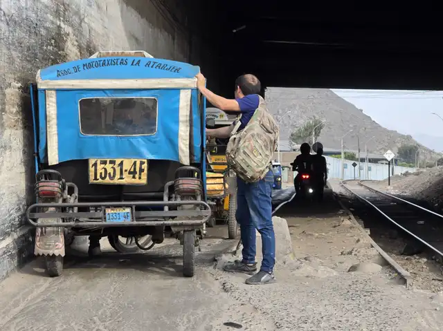 A pocos metros de los rieles se ha instalado un paradero informal de mototaxis. A pocos metros de los rieles se ha instalado un paradero informal de mototaxis.