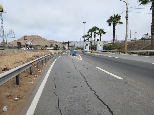  Pistas en mal estado puede generar accidentes en la vía. Foto: Adrián Sarria / La República    