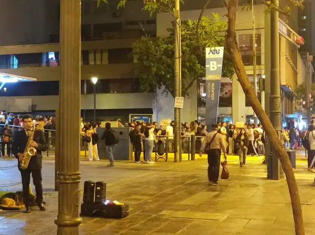 Pasajeros reportan demoras en la llegada de los buses. Foto: Lia Peralta   