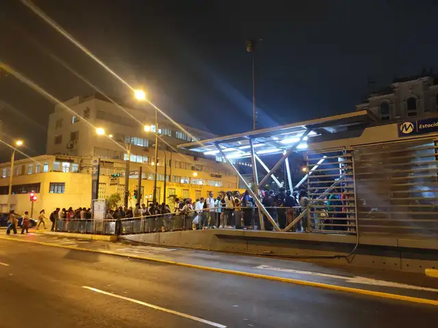 Largas colas para ingresar a la estación Colmena. Foto: Lia Peralta   