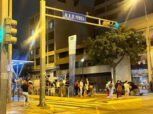 Cola de pasajeros en la estación Jirón de la Unión en sentido hacia el sur. Foto: Marcia Chahua   