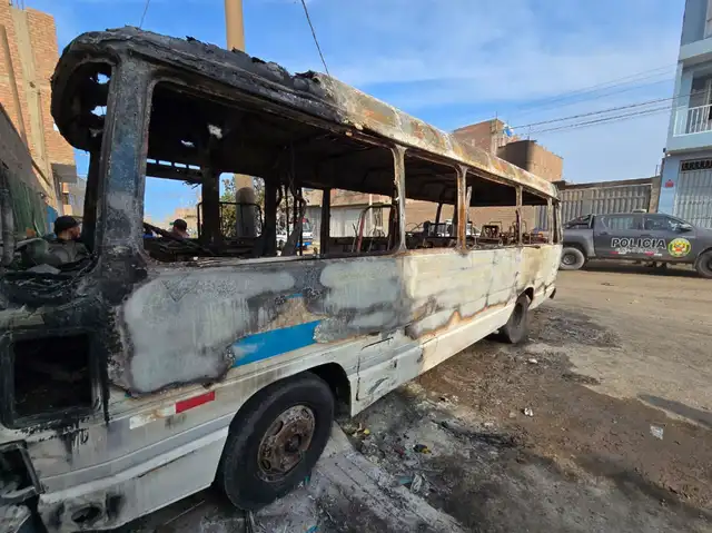  Incendio destruye 12 buses informales en el Callao. Foto: Kevinn García/LR.   
