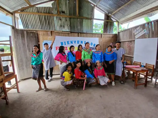  Katty Ramírez, profesora del pueblo Shipibo-Konibo, junto a sus estudiantes en Ucayali. Foto: Cortesía   