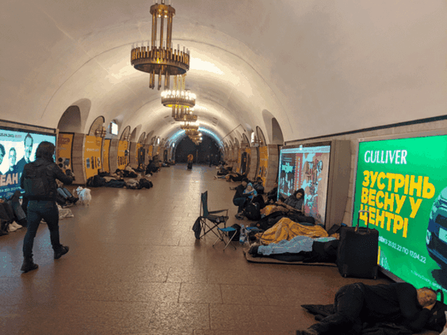Guerra Rusia y Ucrania: ucranianos y extranjeros se reugian en estaciones subterráneas del tren en Kiev