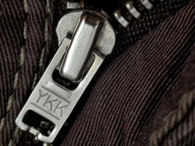 ¿Por qué los cierres de los pantalones tienen las siglas YKK y cuál es su significado?